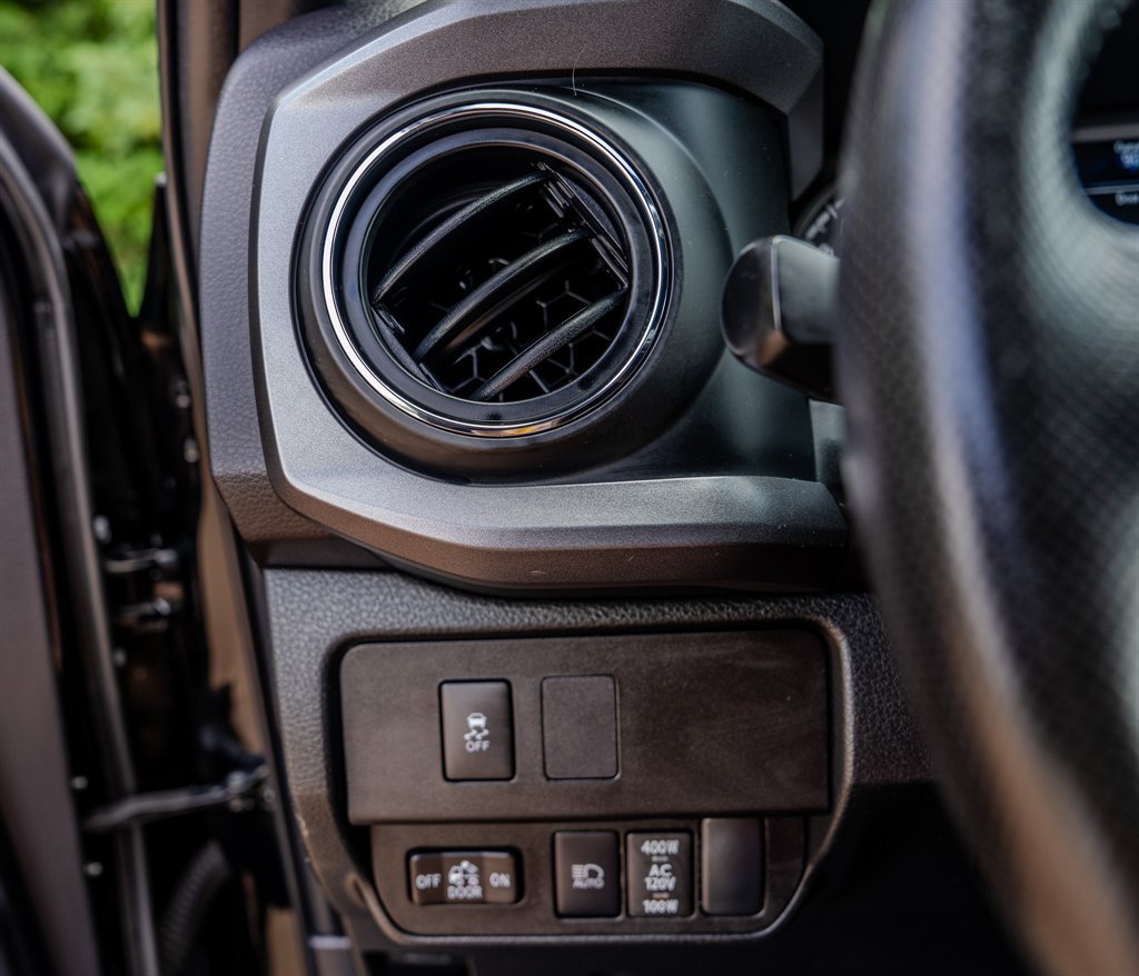 Used 2023 Toyota Tacoma TRD Off-Road w/ Technology Package AWD/4WD image 18