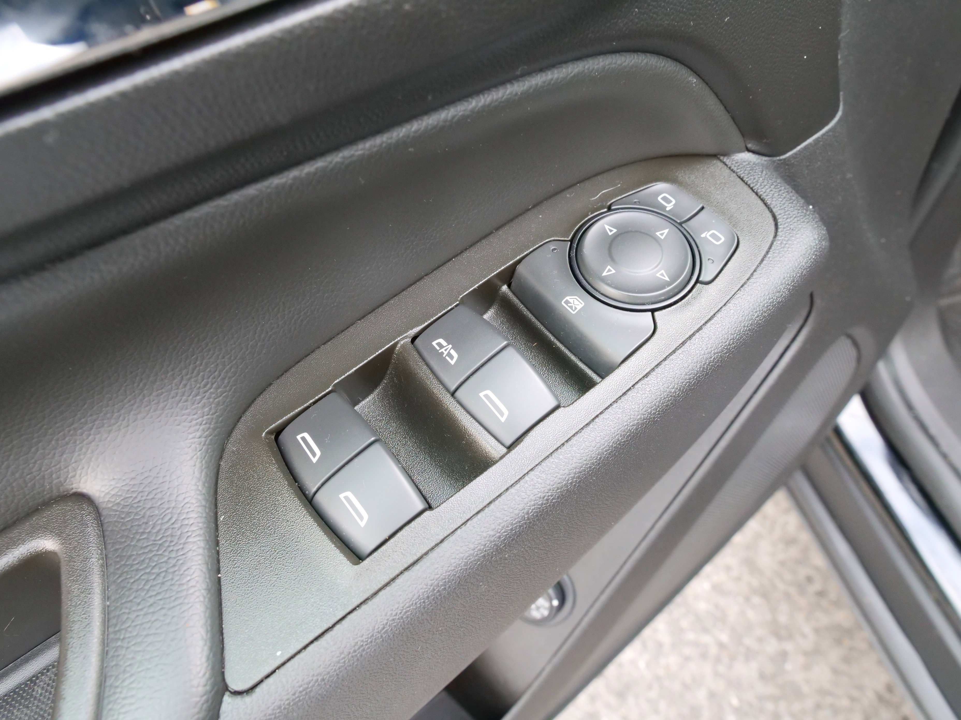 Used 2023 Chevrolet Equinox LT w/ Driver Convenience Package image 18