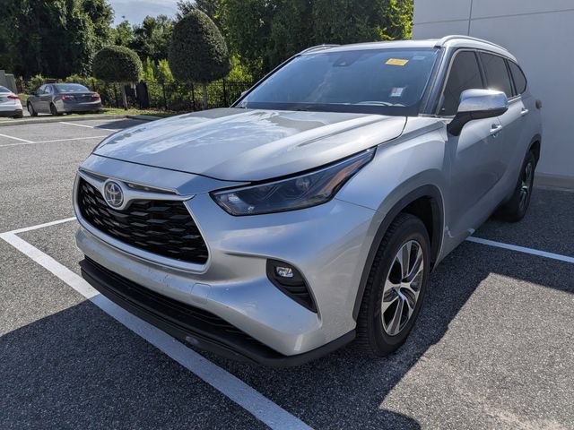 Used 2022 Toyota Highlander XLE FWD image 2