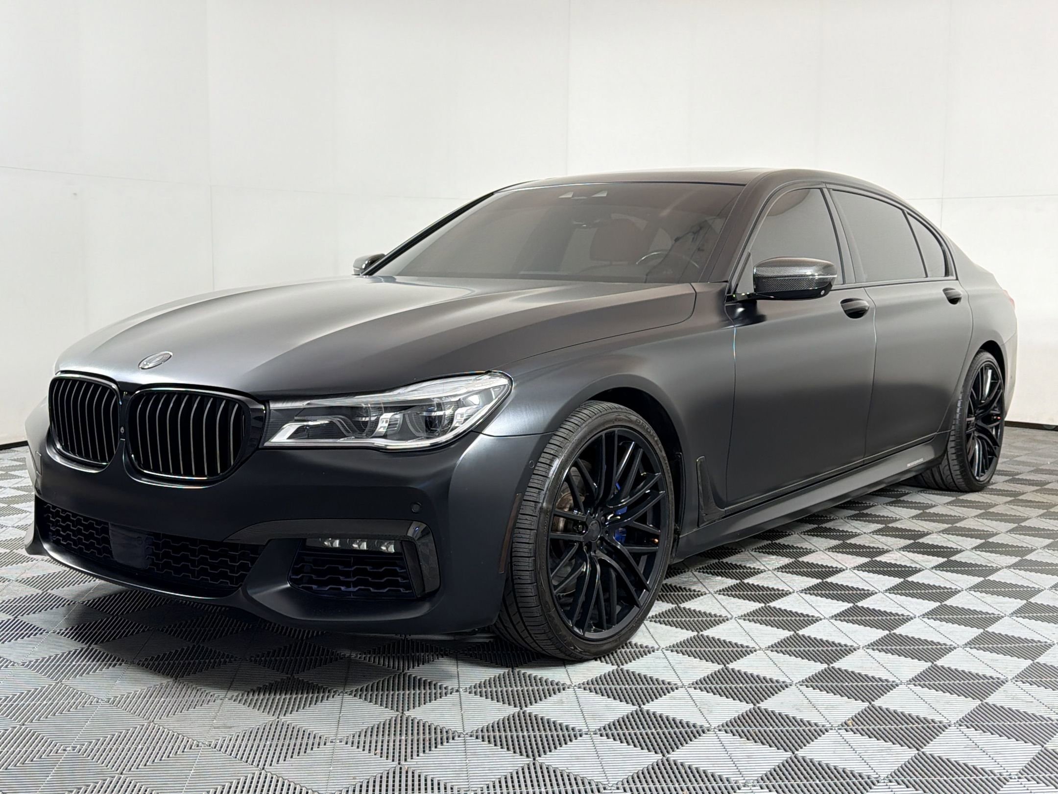 Used 2017 BMW 750i RWD image 1