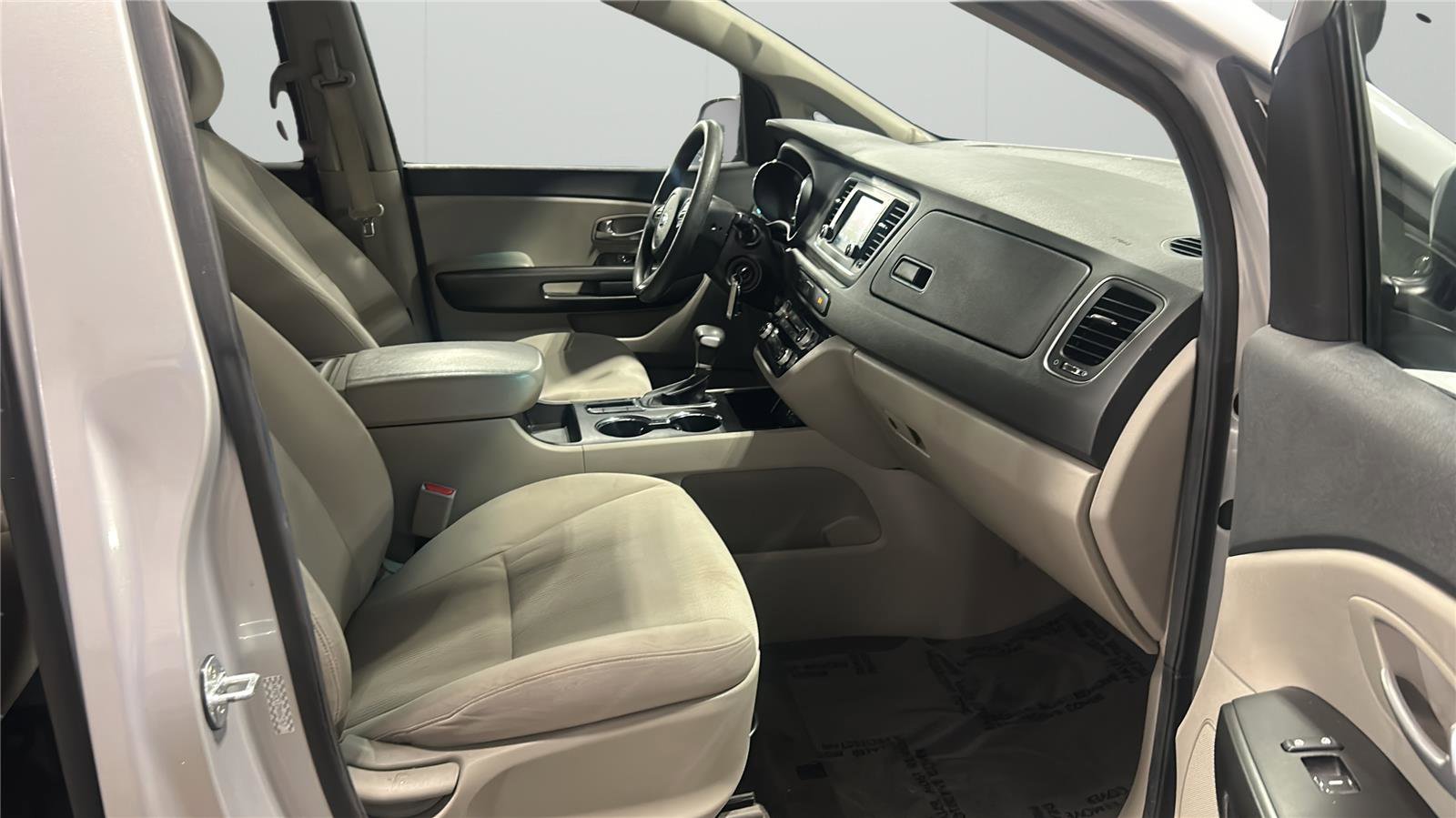 Used 2021 Kia Sedona LX FWD image 14