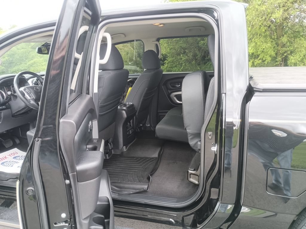 Used 2019 Nissan Titan SV w/ SV Convenience Package RWD image 9