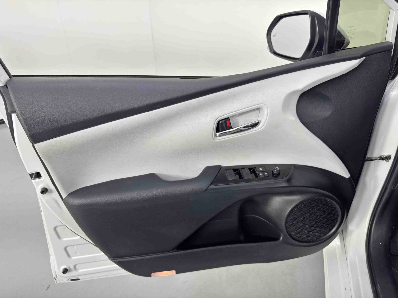 Used 2022 Toyota Prius XLE w/ Premium Convenience Package image 39