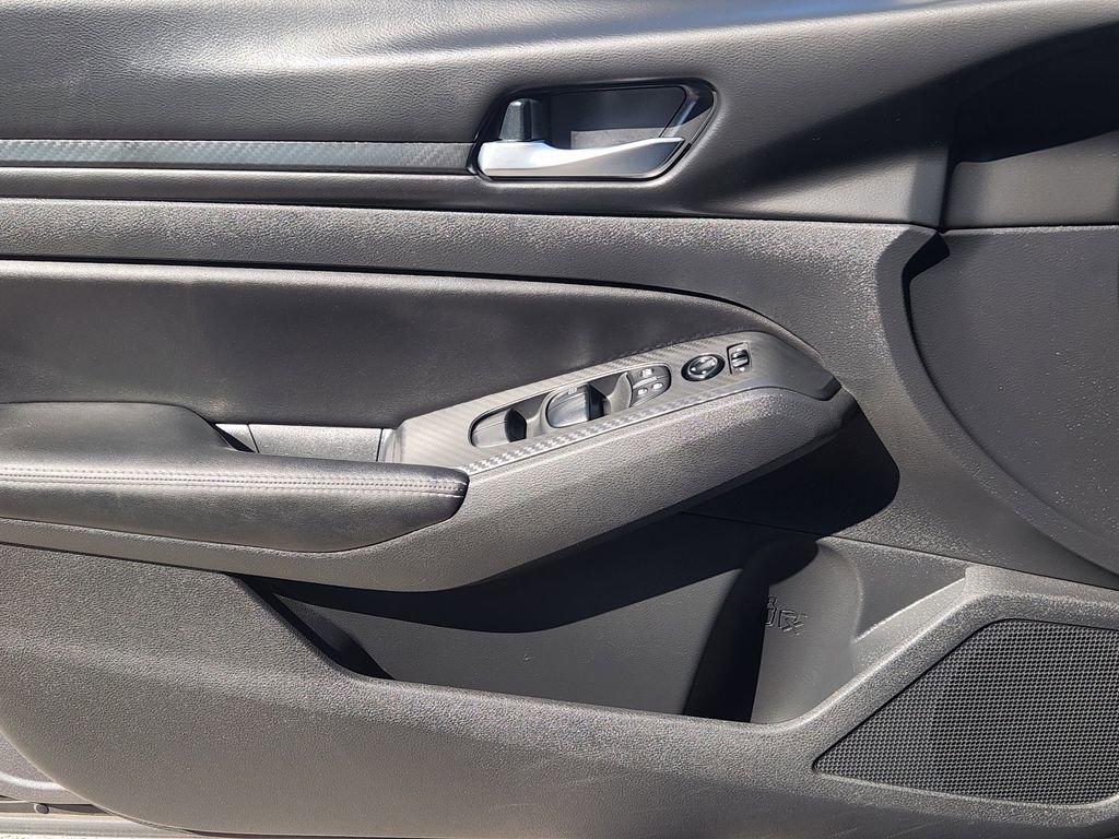 Used 2024 Nissan Altima 2.5 SV image 16