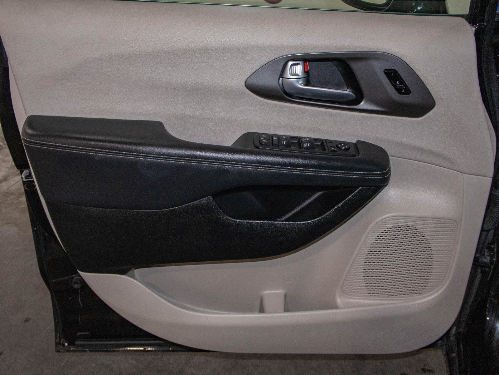 Used 2024 Chrysler Pacifica Touring-L FWD image 10