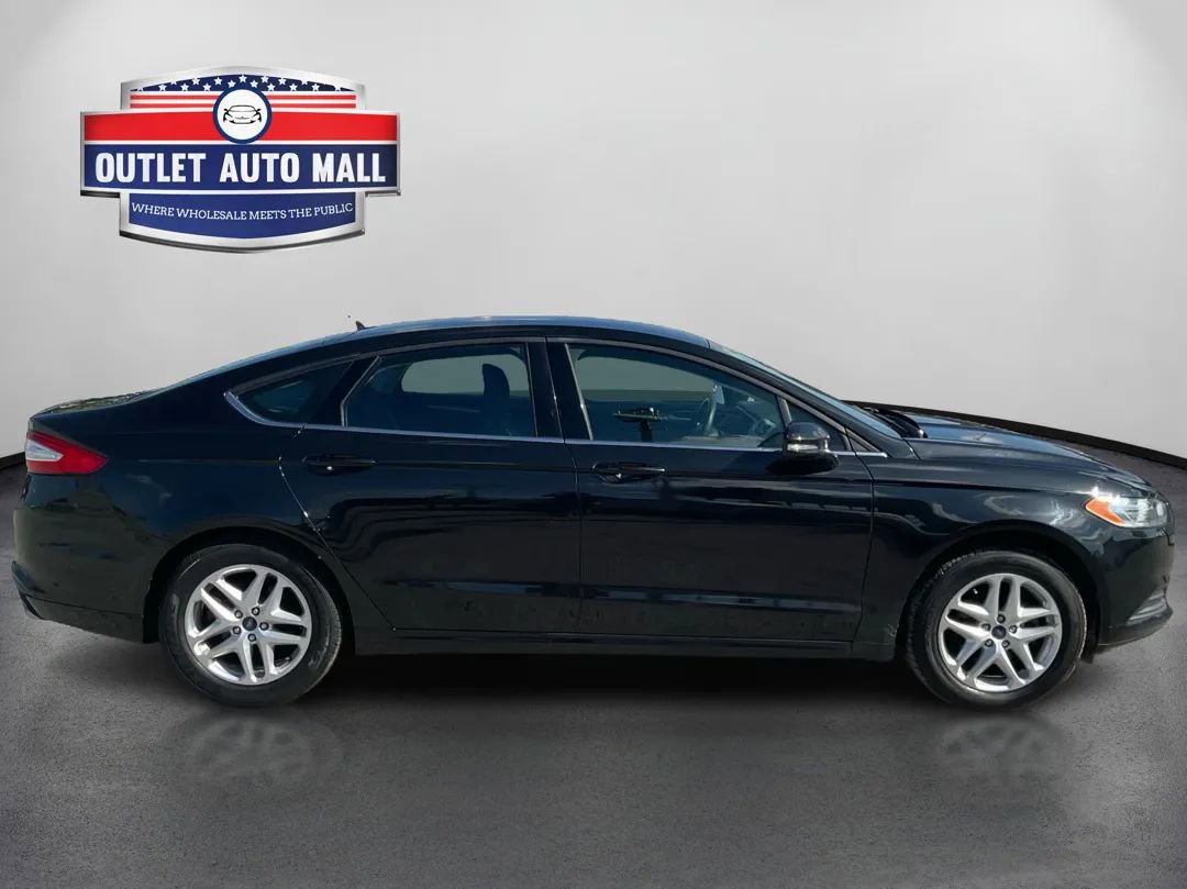 Used 2015 Ford Fusion SE image 2