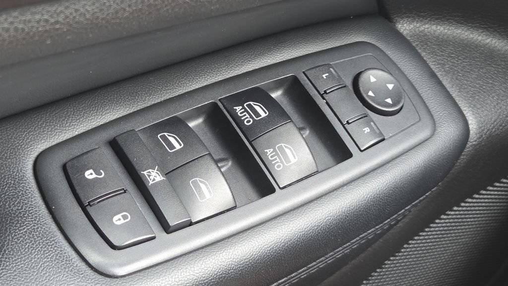 Used 2018 Jeep Grand Cherokee Altitude AWD/4WD image 28