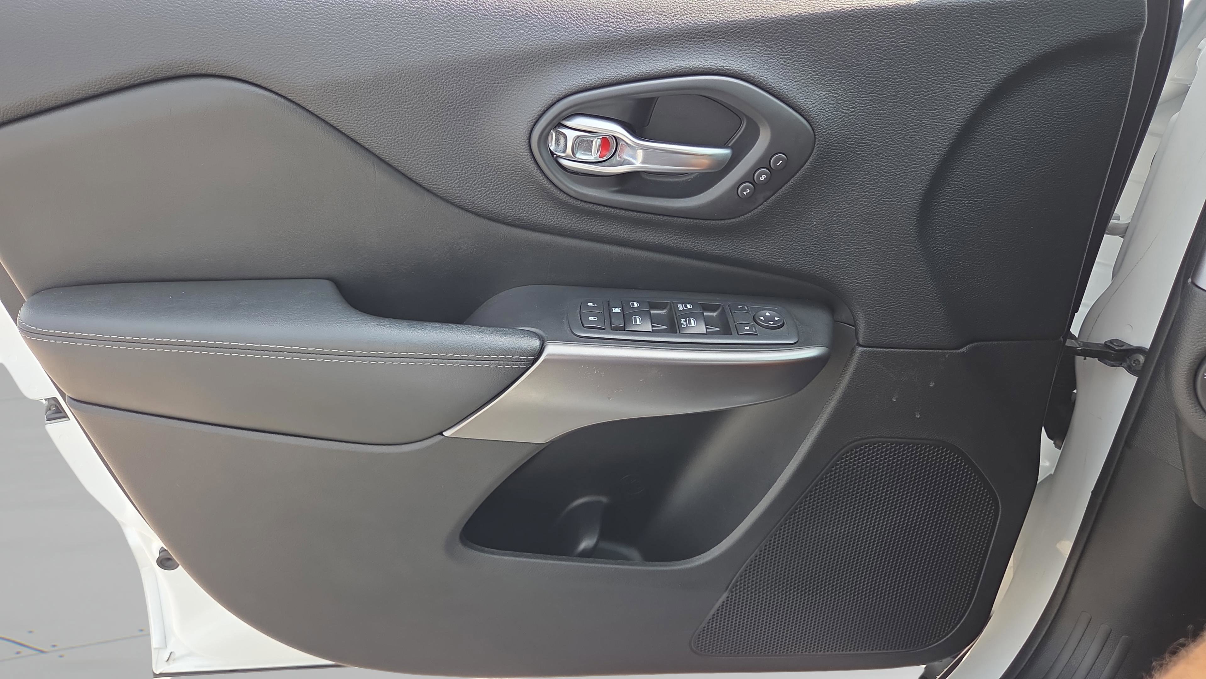 Used 2020 Jeep Cherokee Limited FWD image 34