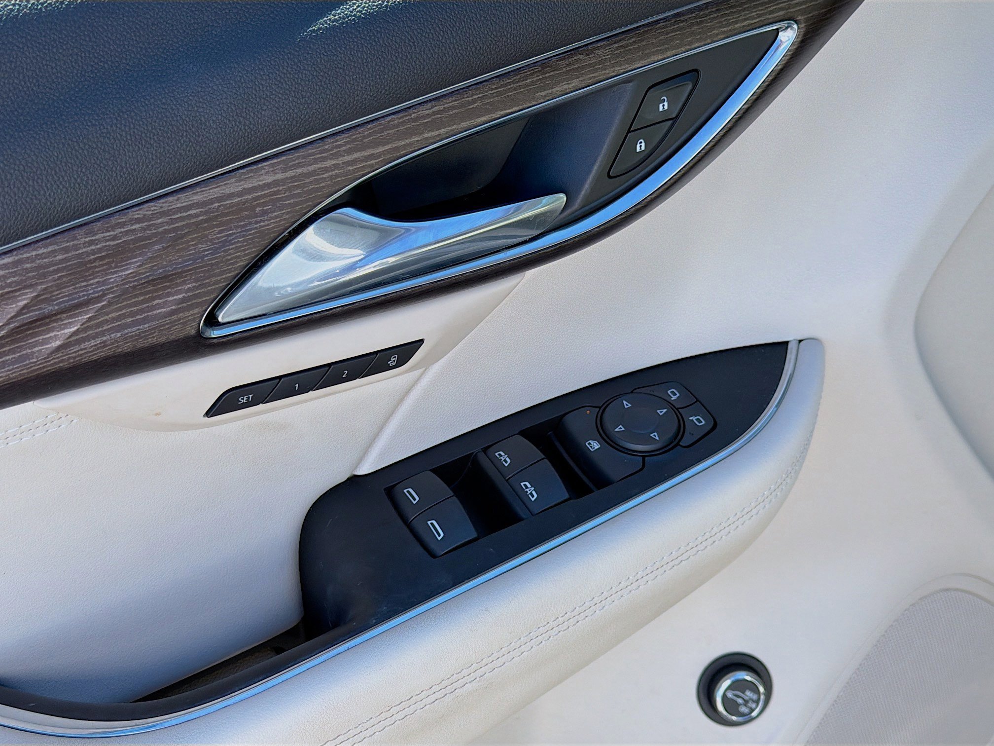 Used 2023 Buick Envision Avenir image 23