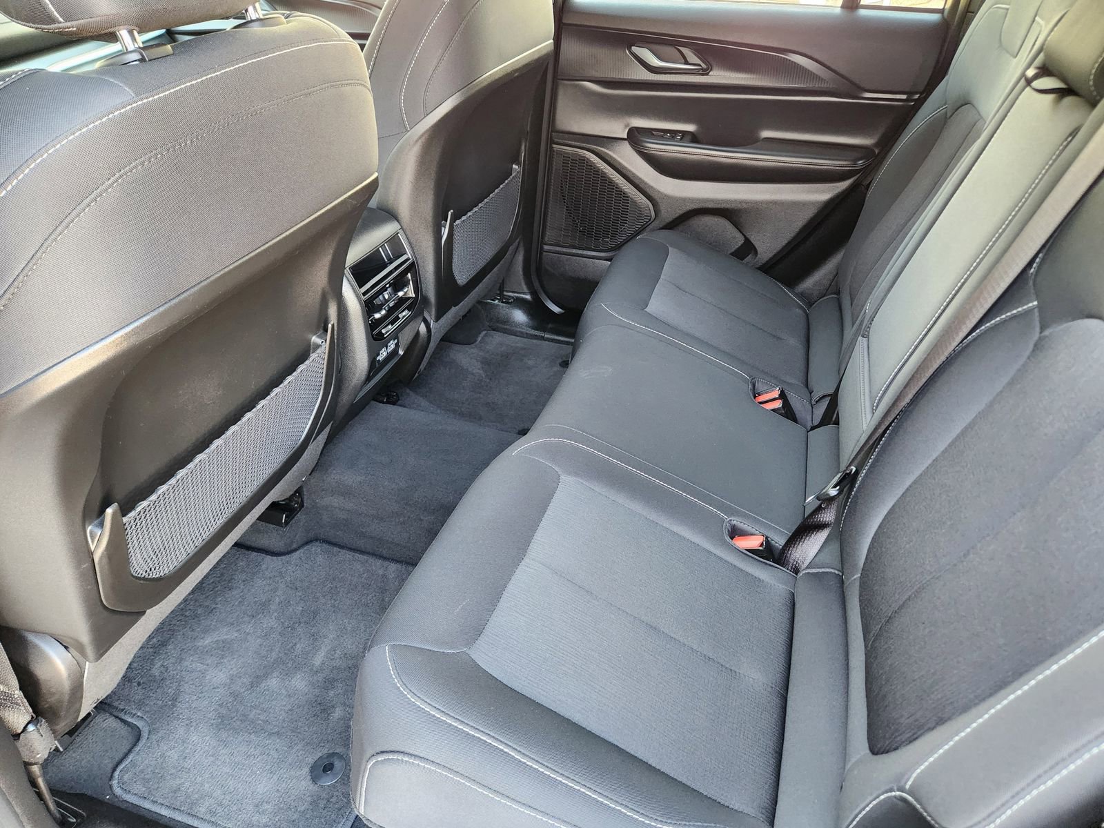 Used 2025 Jeep Grand Cherokee Laredo w/ Luxury Tech Group I image 32