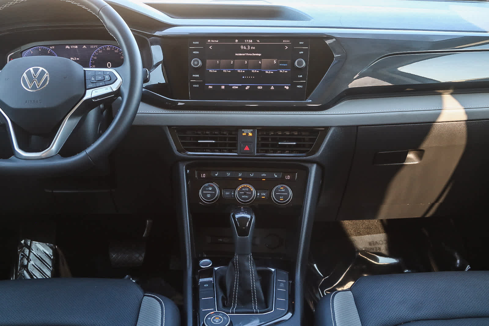 Used 2022 Volkswagen Taos SEL image 13