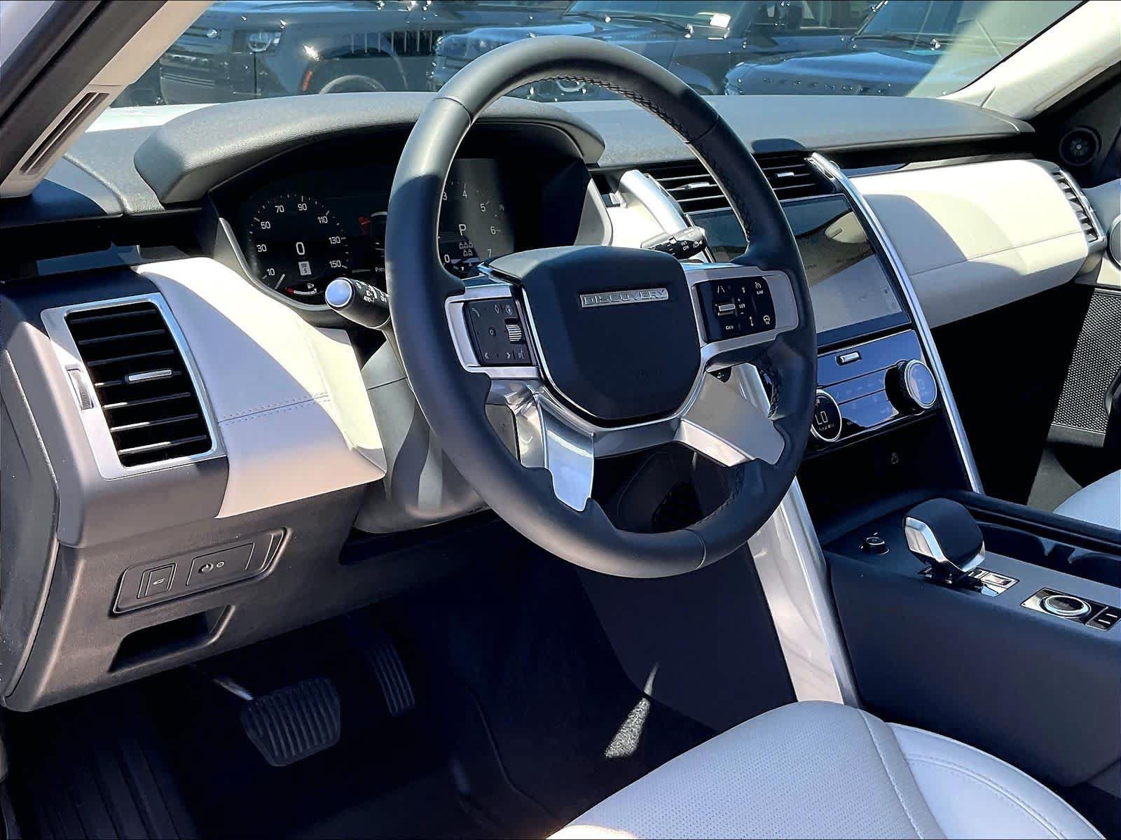 Used 2025 Land Rover Discovery S AWD/4WD image 17