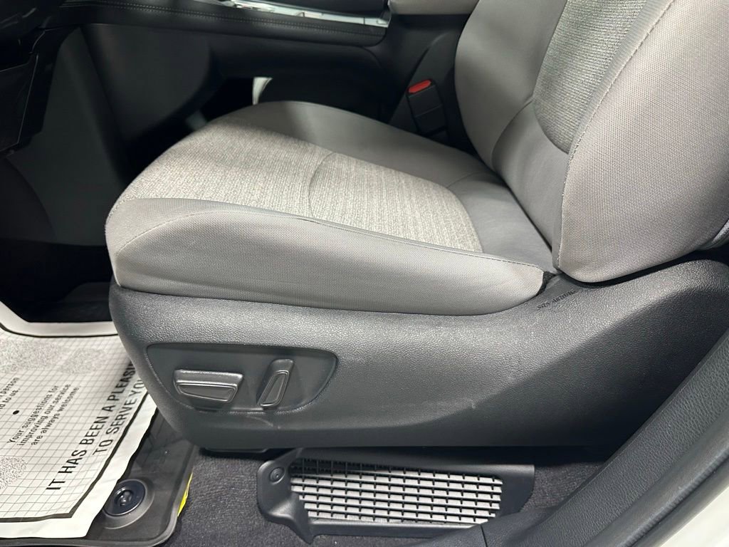 Used 2025 Toyota Sienna LE FWD image 11
