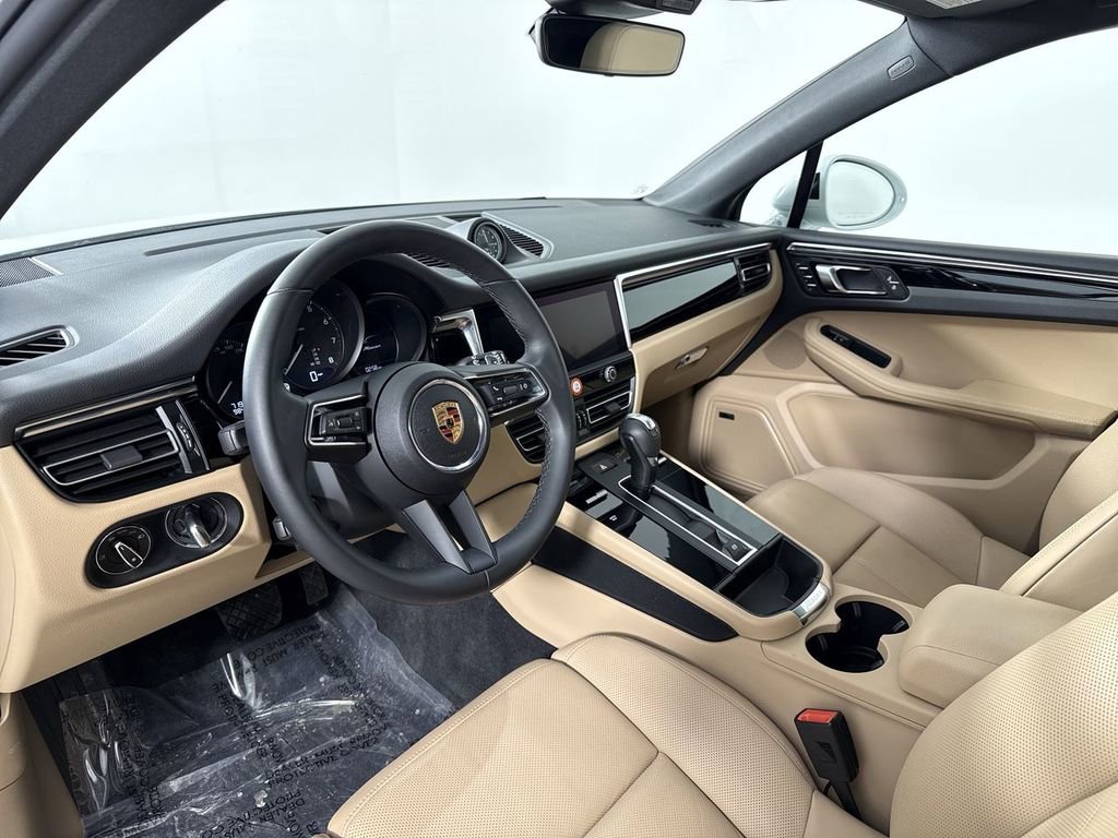 Certified 2025 Porsche Macan image 4