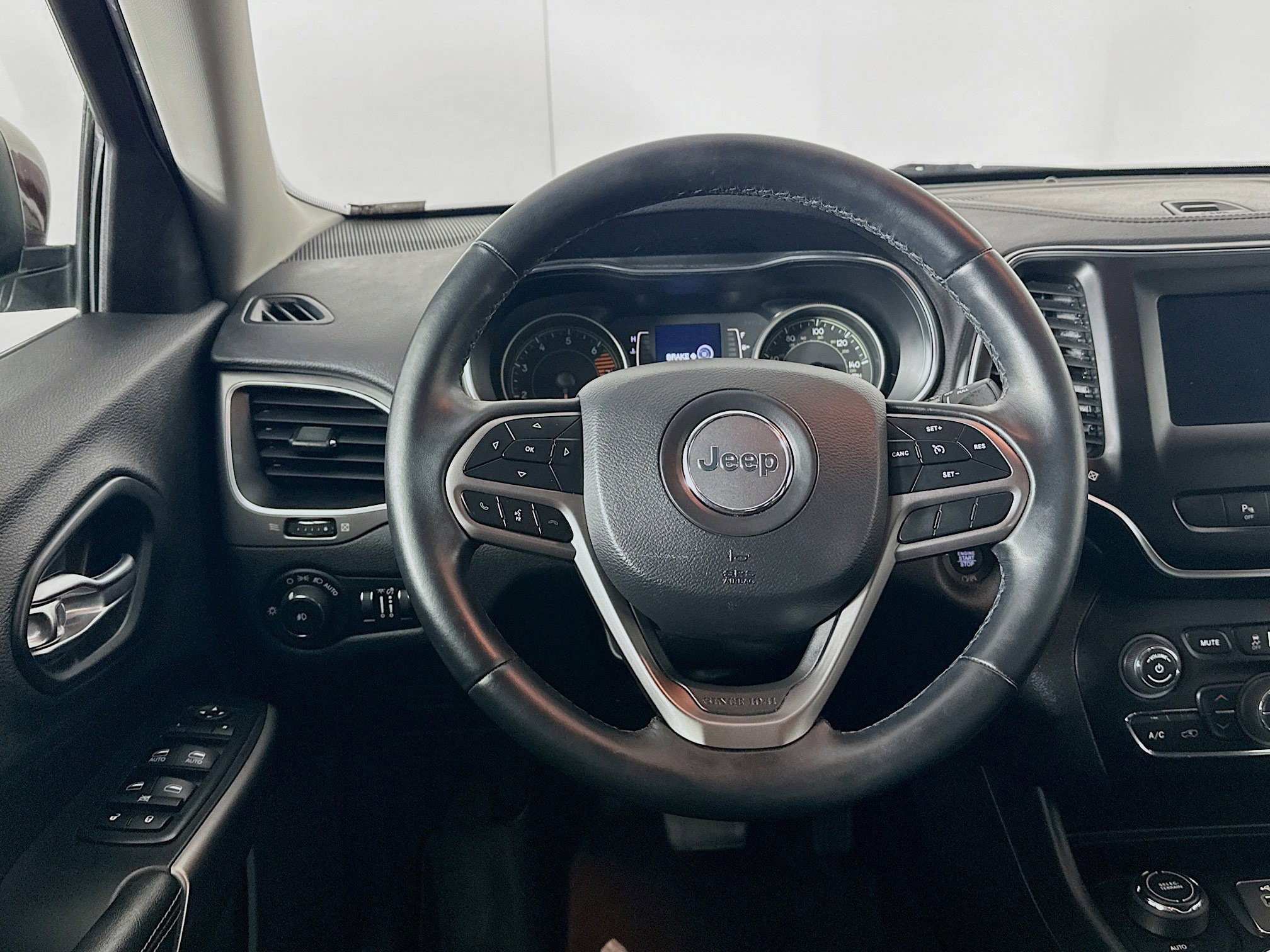 Used 2019 Jeep Cherokee Latitude Plus w/ Comfort/Convenience Group image 17