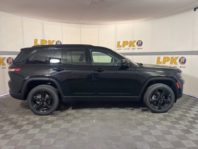 New 2025 Jeep Grand Cherokee Altitude image 4