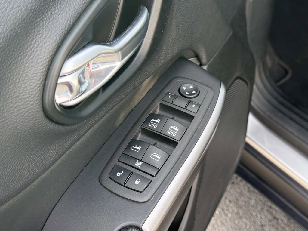 Used 2022 Jeep Cherokee Latitude Lux w/ Sun & Sound Group image 27