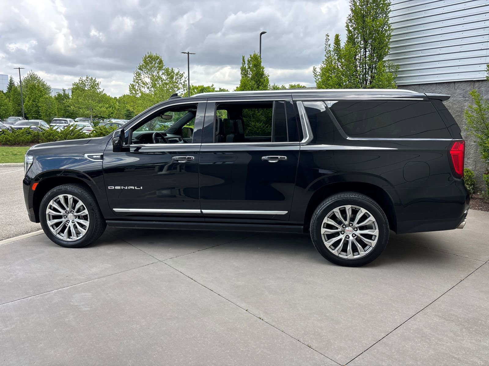 Used 2021 GMC Yukon XL Denali w/ Denali Premium Package AWD/4WD image 8