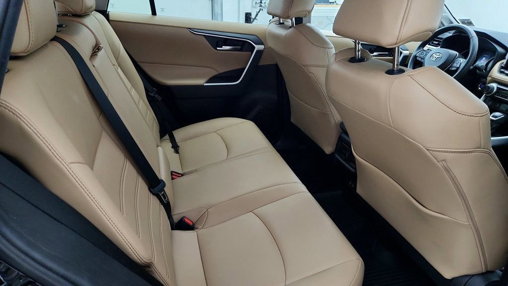 Used 2020 Toyota RAV4 XLE Premium image 23