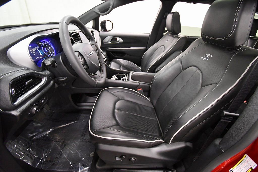 Used 2025 Chrysler Pacifica Limited image 14