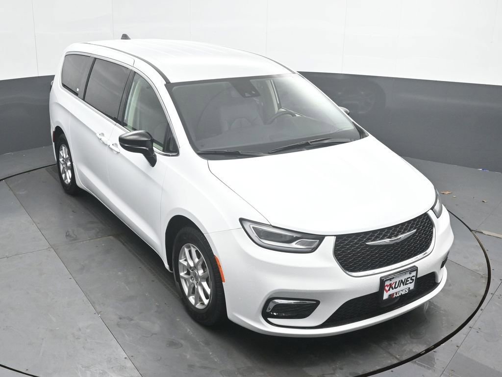 Used 2024 Chrysler Pacifica Touring-L FWD image 35