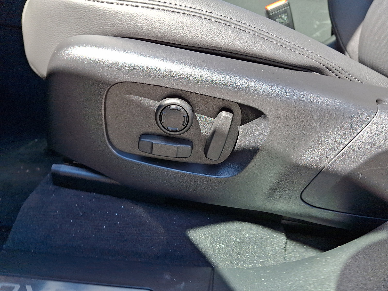 Certified 2026 Land Rover Range Rover Velar Dynamic SE image 4