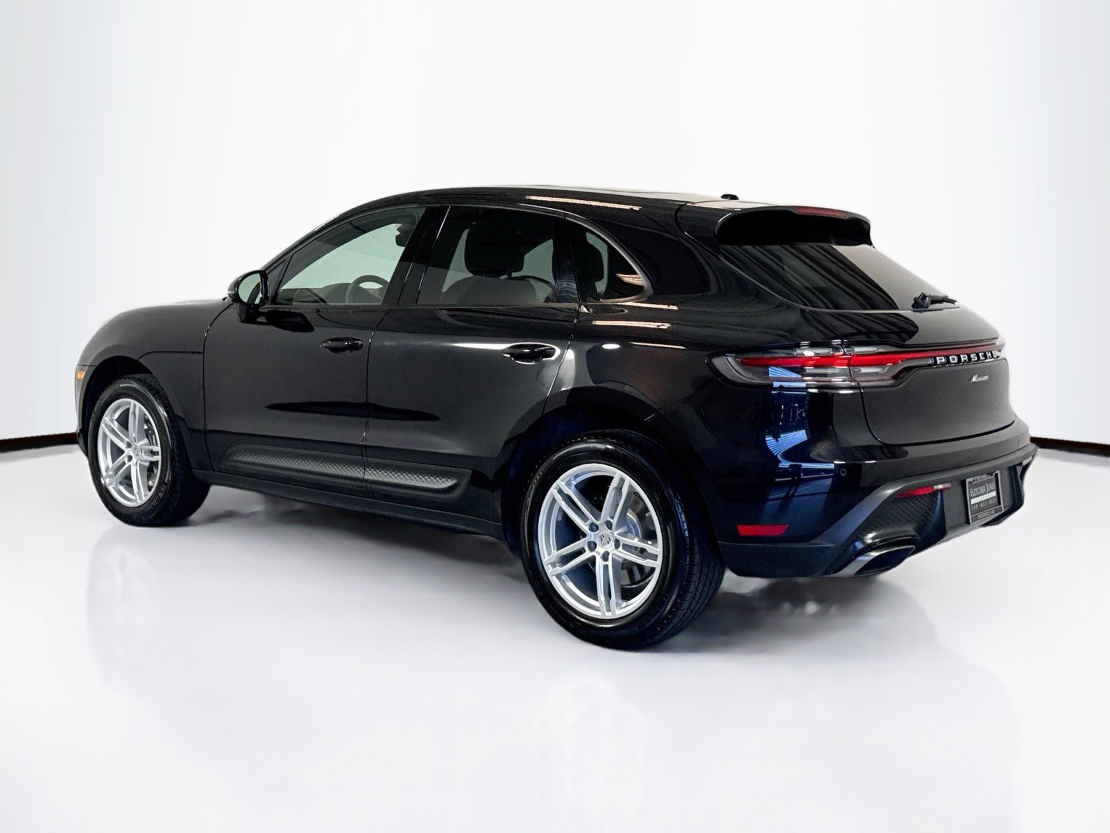 Used 2025 Porsche Macan AWD/4WD image 3