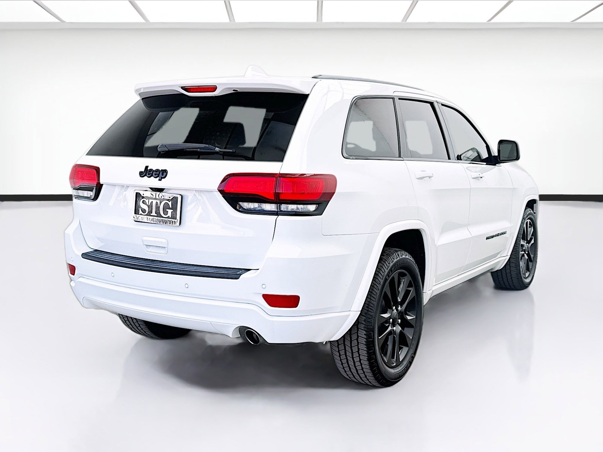 Used 2019 Jeep Grand Cherokee Altitude RWD image 4
