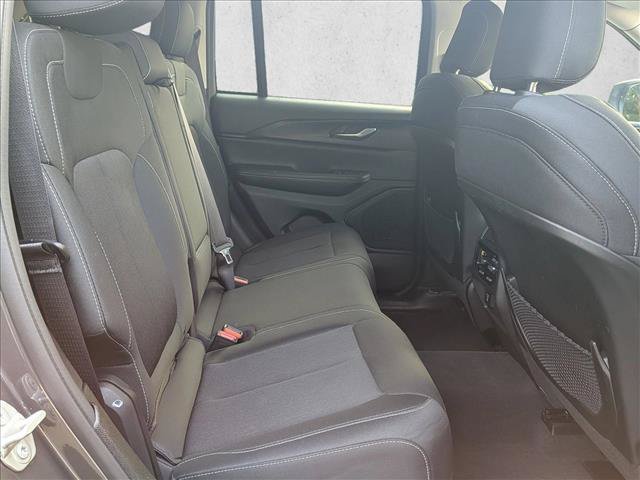Used 2023 Jeep Grand Cherokee Laredo w/ Luxury Tech Group I AWD/4WD image 20