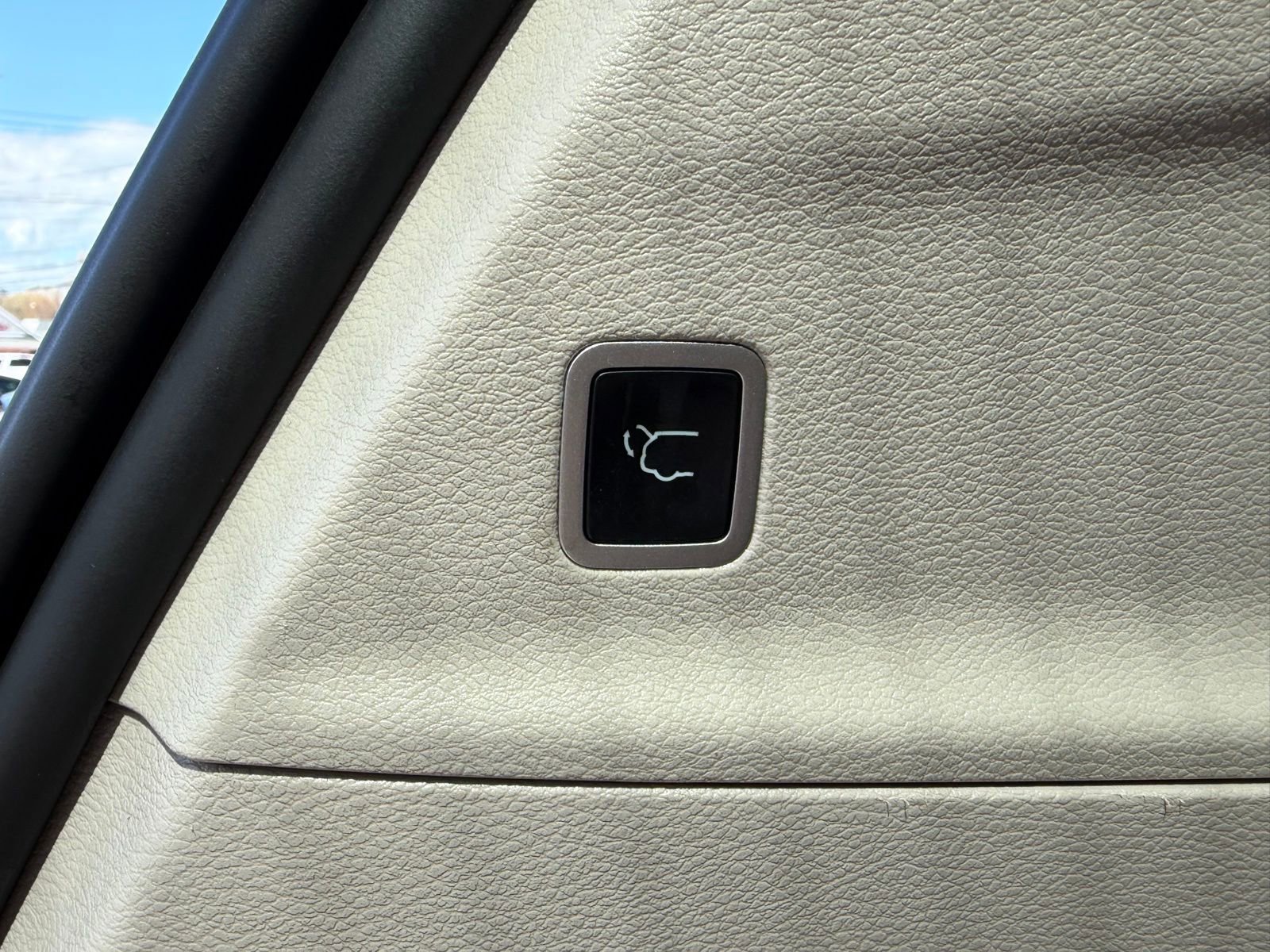 Used 2023 Chrysler Pacifica Touring-L image 11