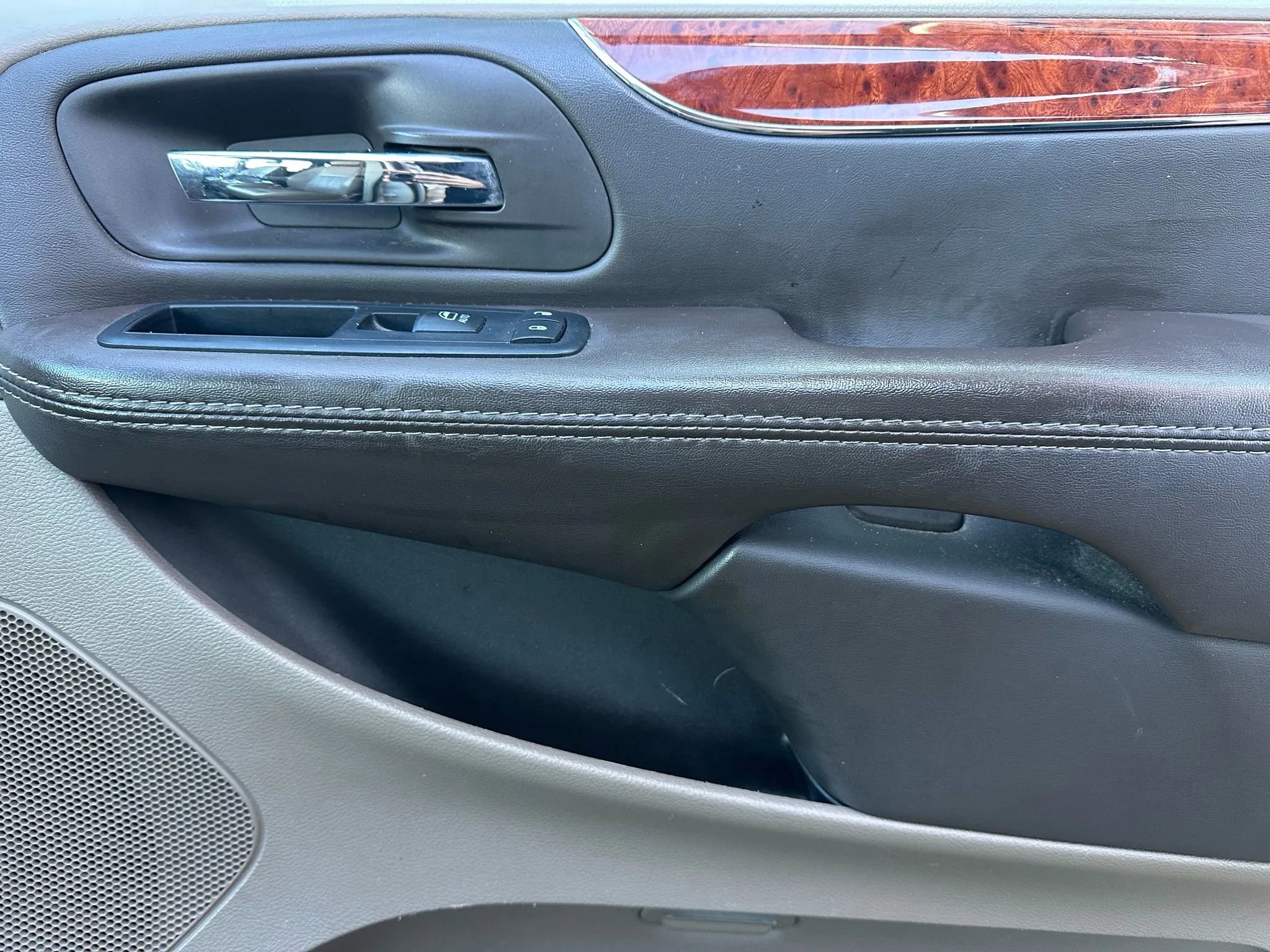 Used 2016 Chrysler Town & Country Touring FWD image 16