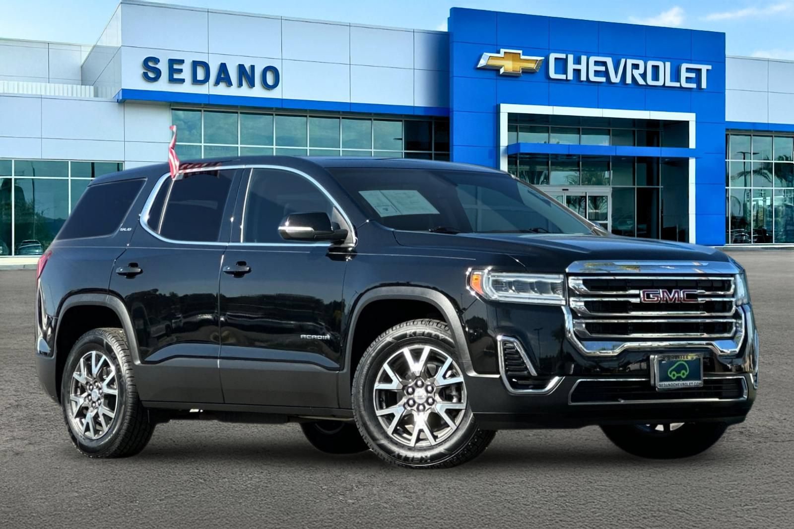 Certified 2021 GMC Acadia SLE w/ LPO, Cargo Package FWD image 2