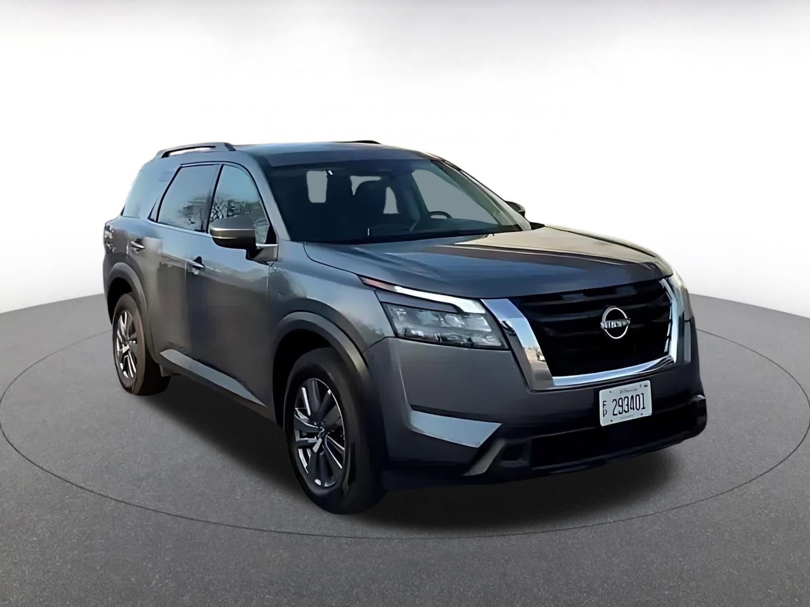Used 2025 Nissan Pathfinder SV image 3