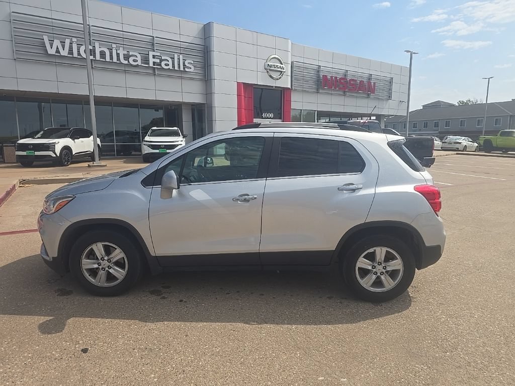 Used 2017 Chevrolet Trax LT w/ LT Convenience Package FWD image 2