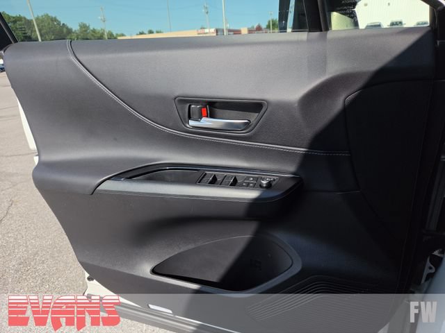 Used 2022 Toyota Venza LE AWD/4WD image 17