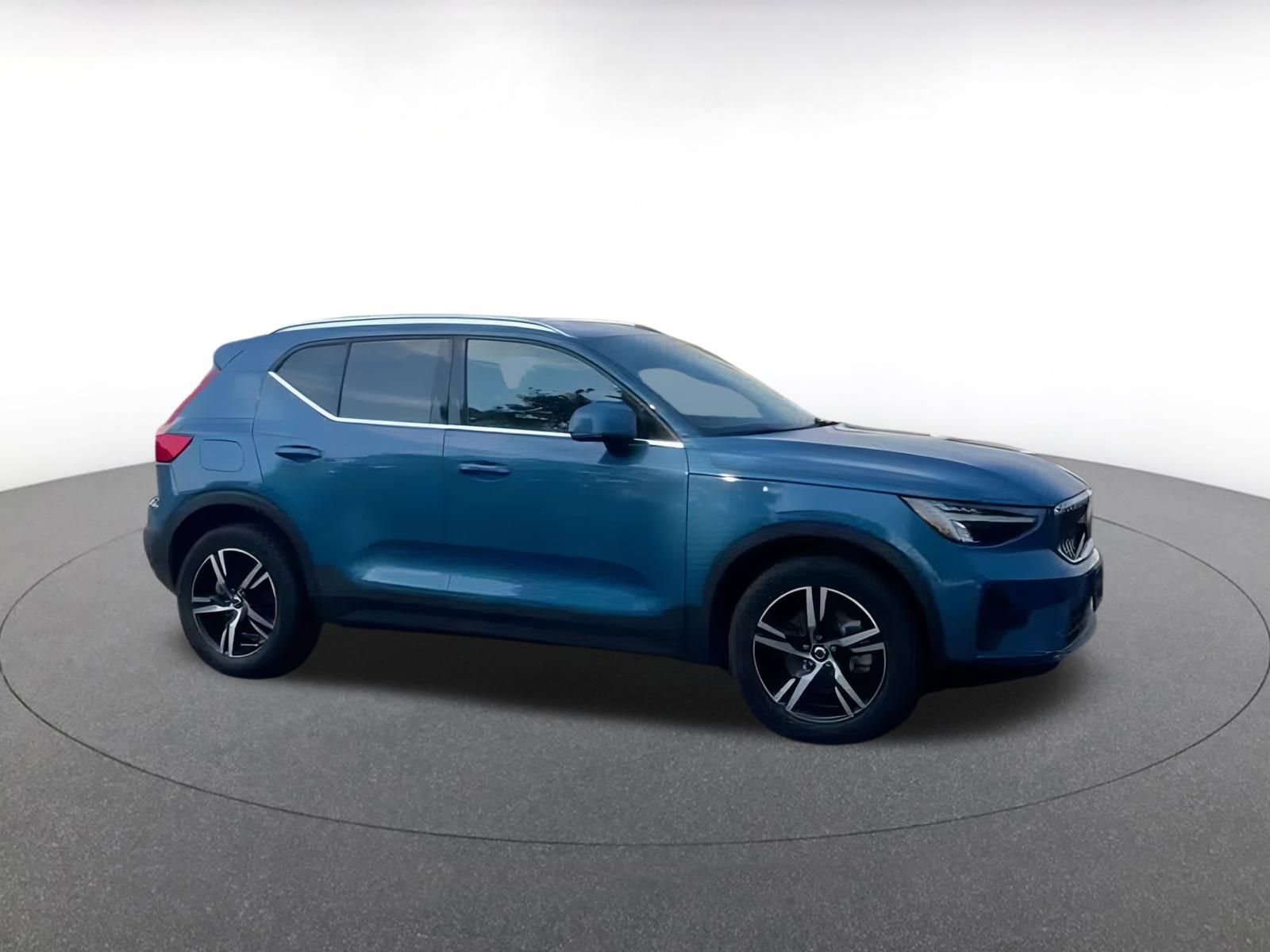 Used 2024 Volvo XC40 B5 Core image 2