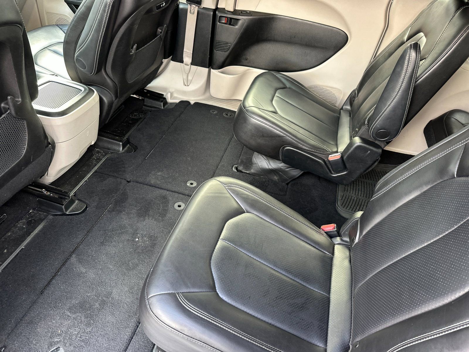 Used 2023 Chrysler Pacifica Touring-L image 12