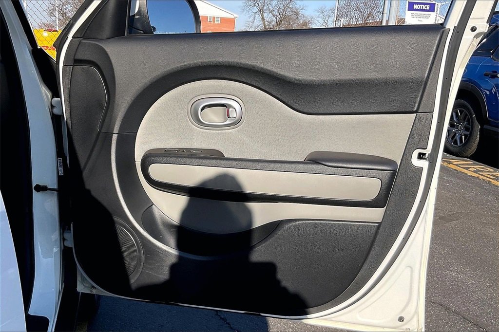 Used 2016 Kia Soul + image 15