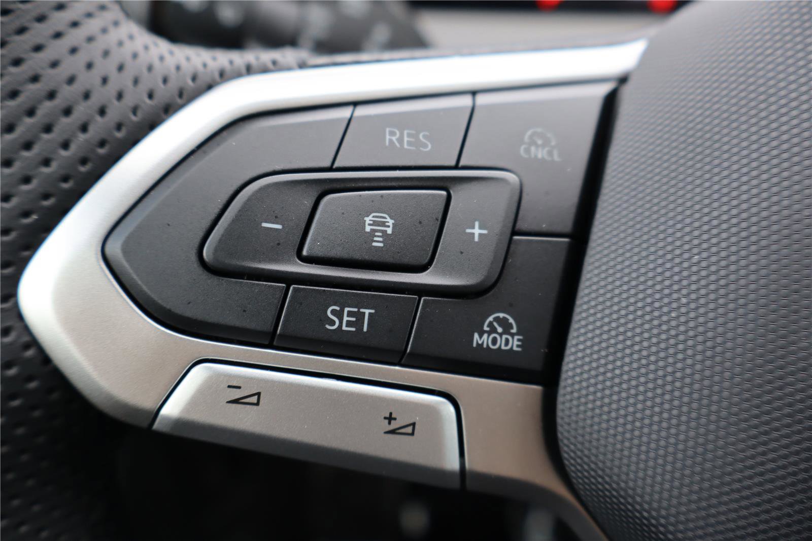 New 2026 Volkswagen Tiguan SE R-Line image 16