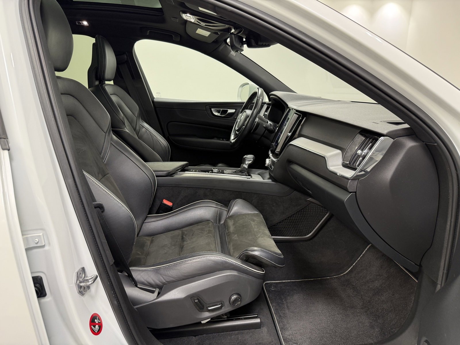 Used 2018 Volvo XC60 T6 R-Design w/ Convenience Package image 26