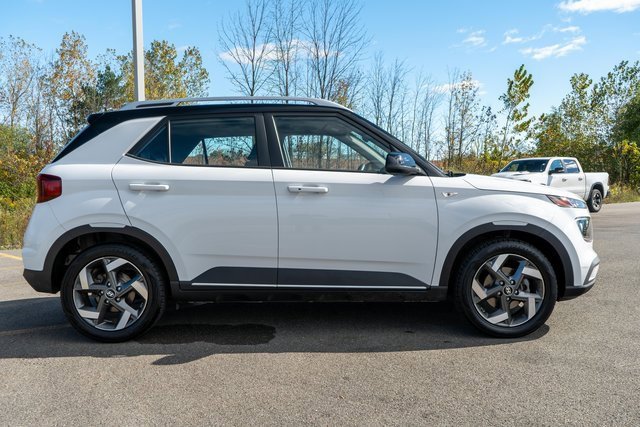 Used 2022 Hyundai Venue Limited image 5