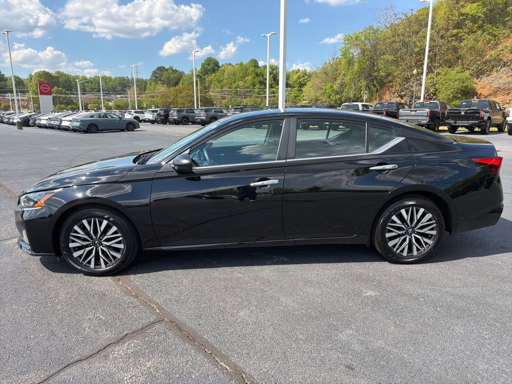 Used 2025 Nissan Altima 2.5 SV image 2