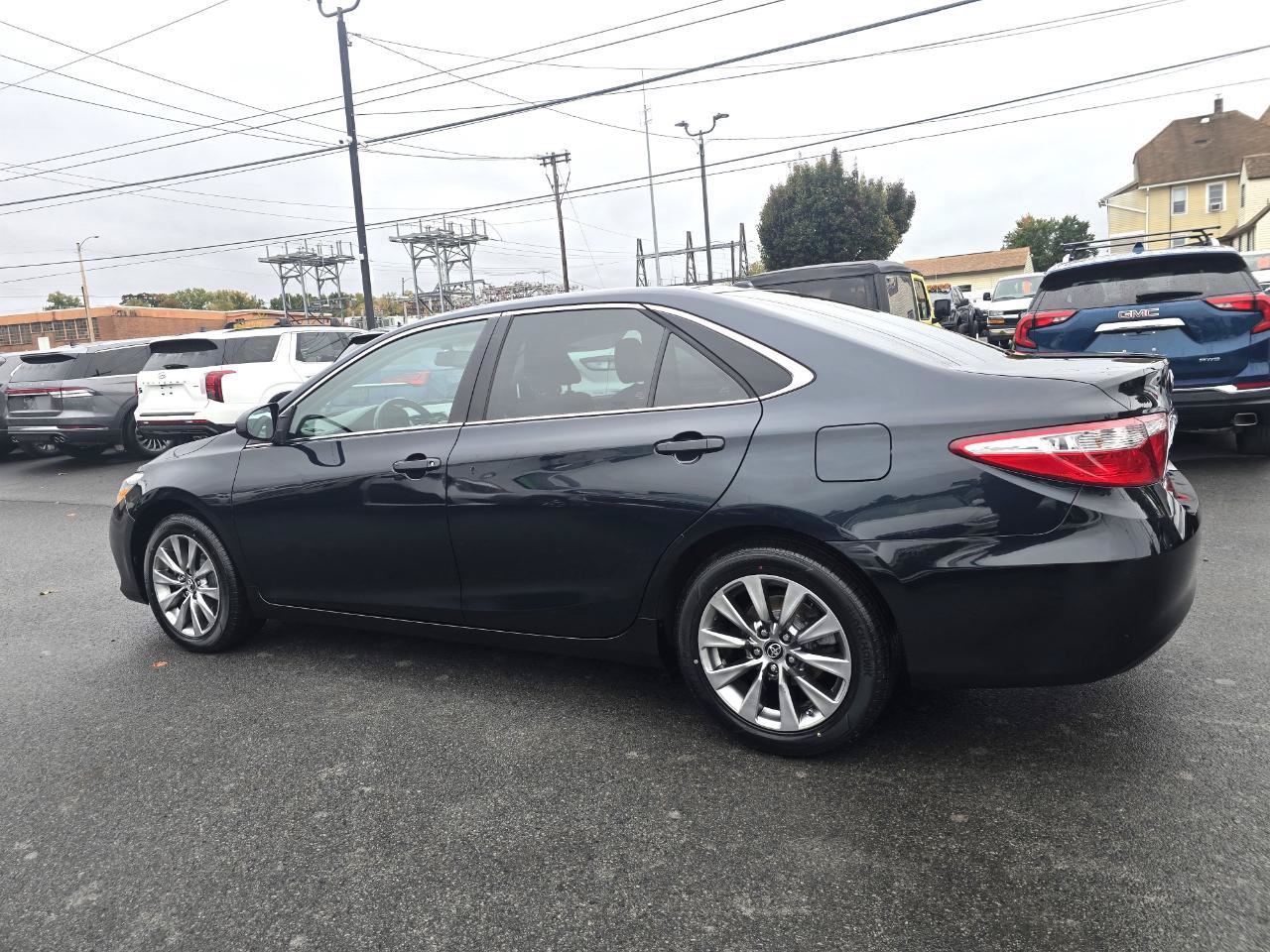 Used 2017 Toyota Camry XLE w/ Moonroof Package FWD image 4