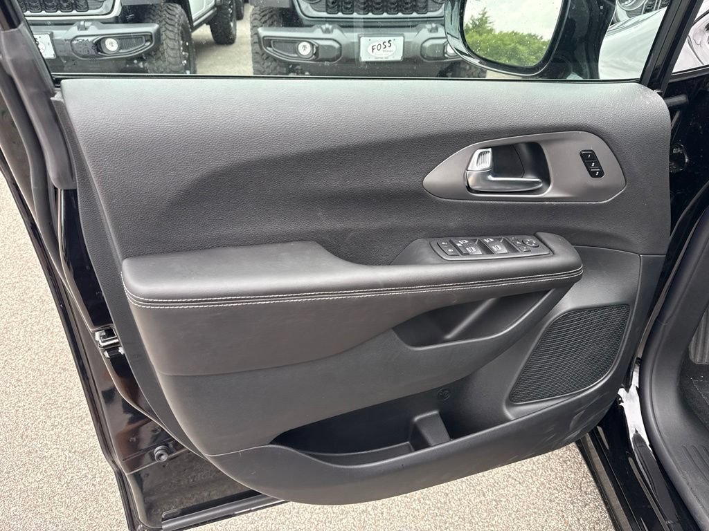 New 2027 Chrysler Pacifica Limited AWD/4WD image 18