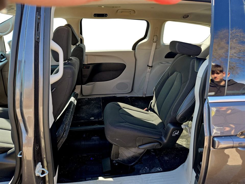 Used 2023 Chrysler Voyager LX image 25