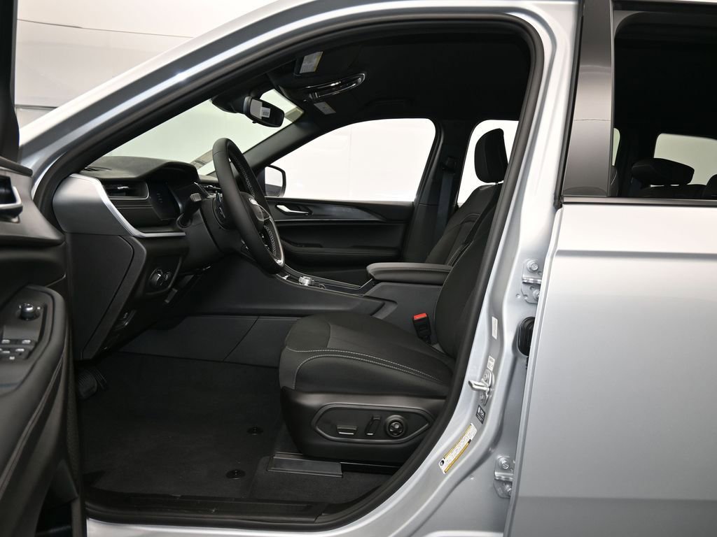 Used 2024 Jeep Grand Cherokee Laredo w/ Trailer Tow Package image 12