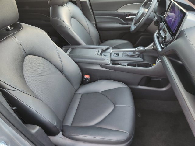 Used 2025 Toyota Grand Highlander AWD image 12