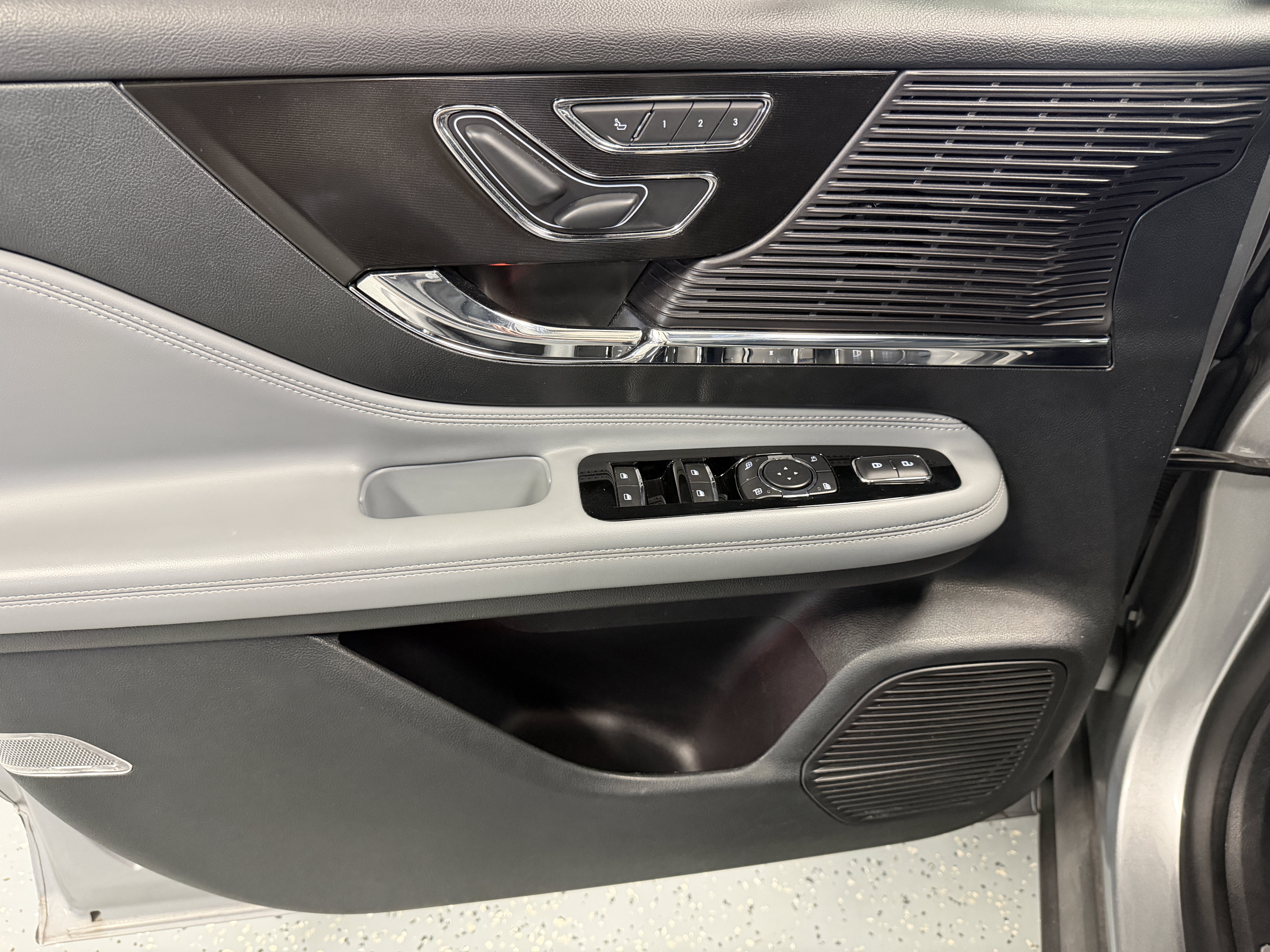 Used 2022 Lincoln Corsair FWD w/ Premium Package image 18