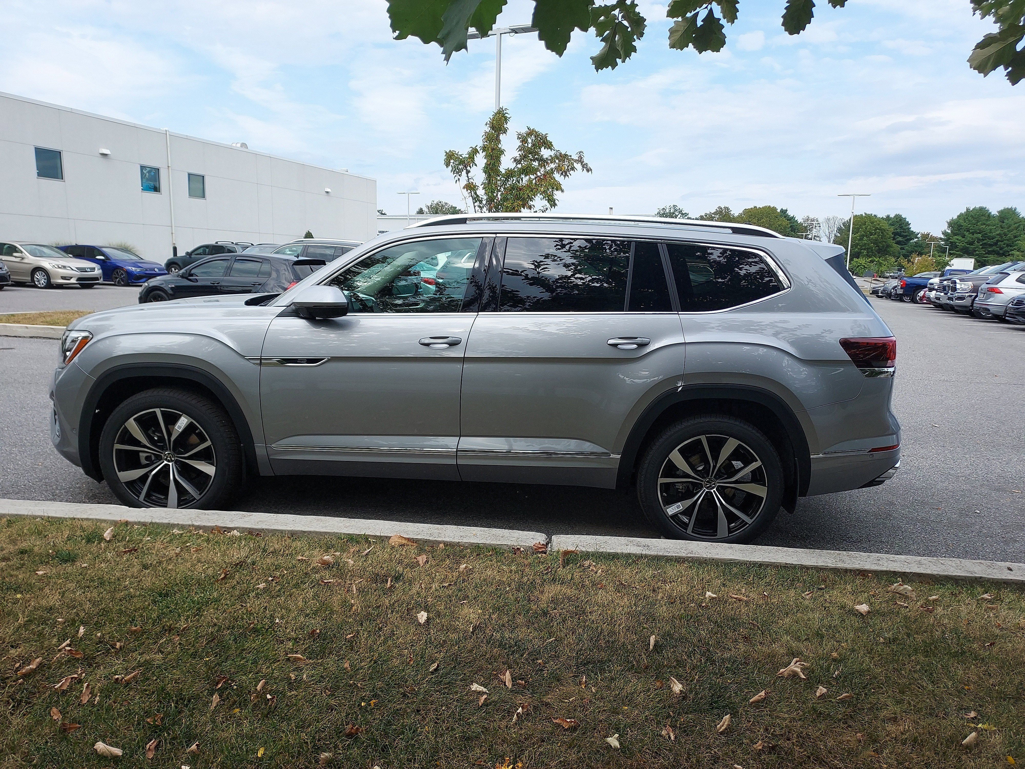 New 2026 Volkswagen Atlas SEL Premium R-Line image 8