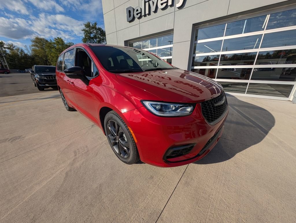 New 2026 Chrysler Pacifica Select image 1